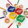 Pack de 4 sacapuntas dobles en colores vibrantes con lápices y virutas